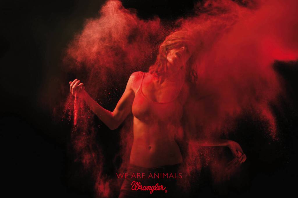 Publicité Wrangler - We are animals - Red - Une femme au milieu de la poussière rouge - Agence Fred&Farid - France - 2010 - Photo Jeff Burton