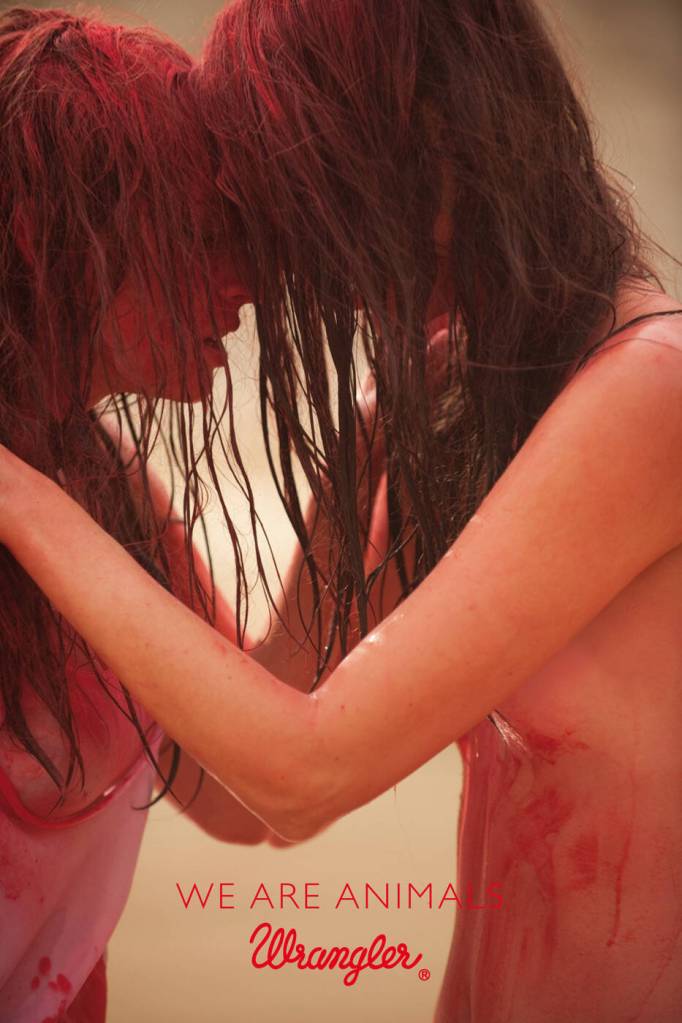 Publicité Wrangler - We are animals - Red - Deux femmes semblent s'enlacer - Agence Fred&Farid - France - 2010 - Photo Jeff Burton