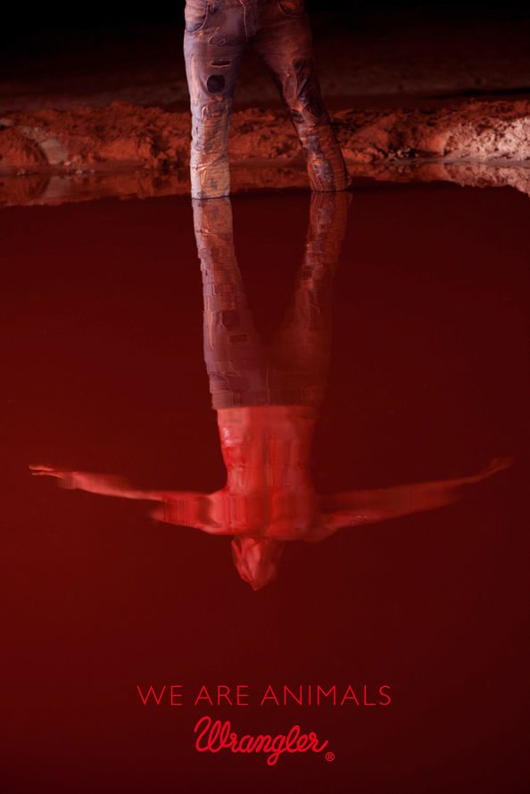 Publicité Wrangler - We are animals - Red - Le reflet d'un homme les bras en croix dans une mare rouge - Agence Fred&Farid - France - 2010 - Photo Jeff Burton