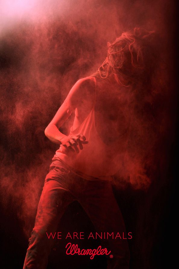 Publicité Wrangler - We are animals - Red - Une femme au milieu d'une poussière rouge - Agence Fred&Farid - France - 2010 - Photo Jeff Burton