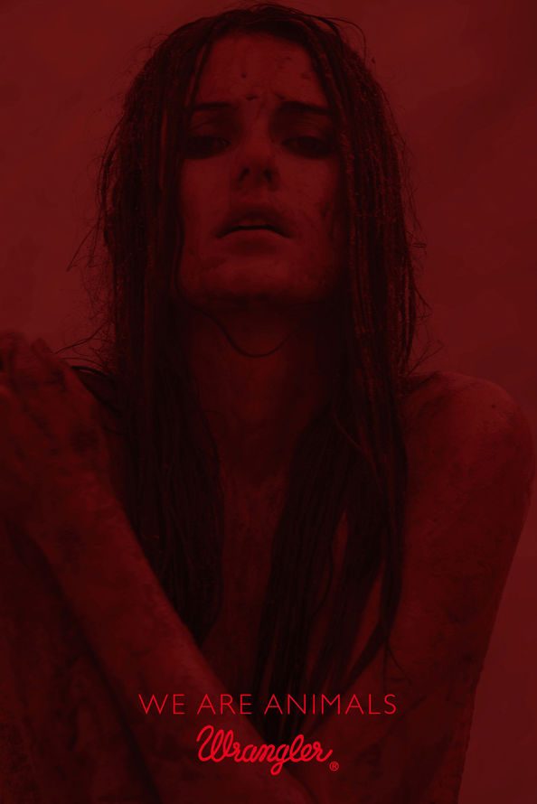 Publicité Wrangler - We are animals - Red - Un femme fixe l'objectif - Agence Fred&Farid - France - 2010 - Photo Jeff Burton