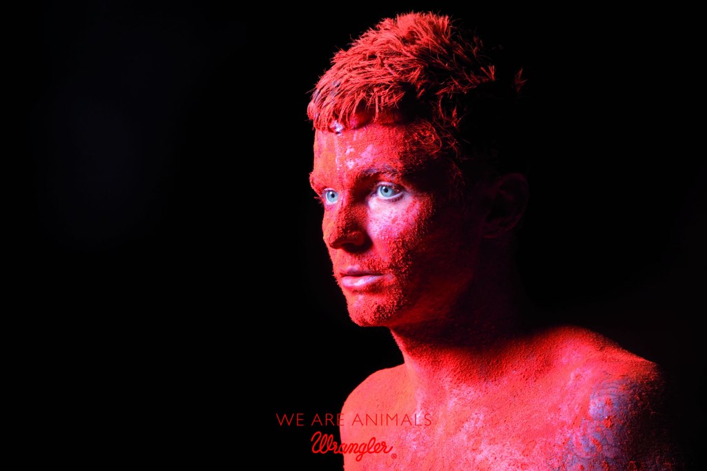 Publicité Wrangler - We are animals - Red - Une homme recouvert de poussière sur fond noir - Agence Fred&Farid - France - 2010 - Photo Jeff Burton
