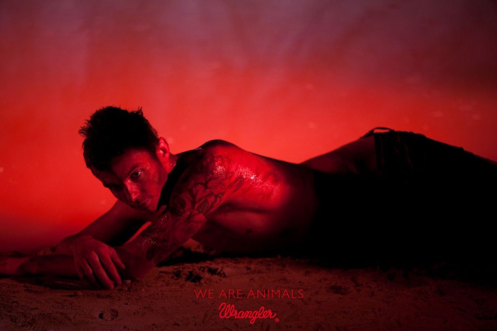 Publicité Wrangler - We are animals - Red - Un homme étendu sur le sol - Agence Fred&Farid - France - 2010 - Photo Jeff Burton