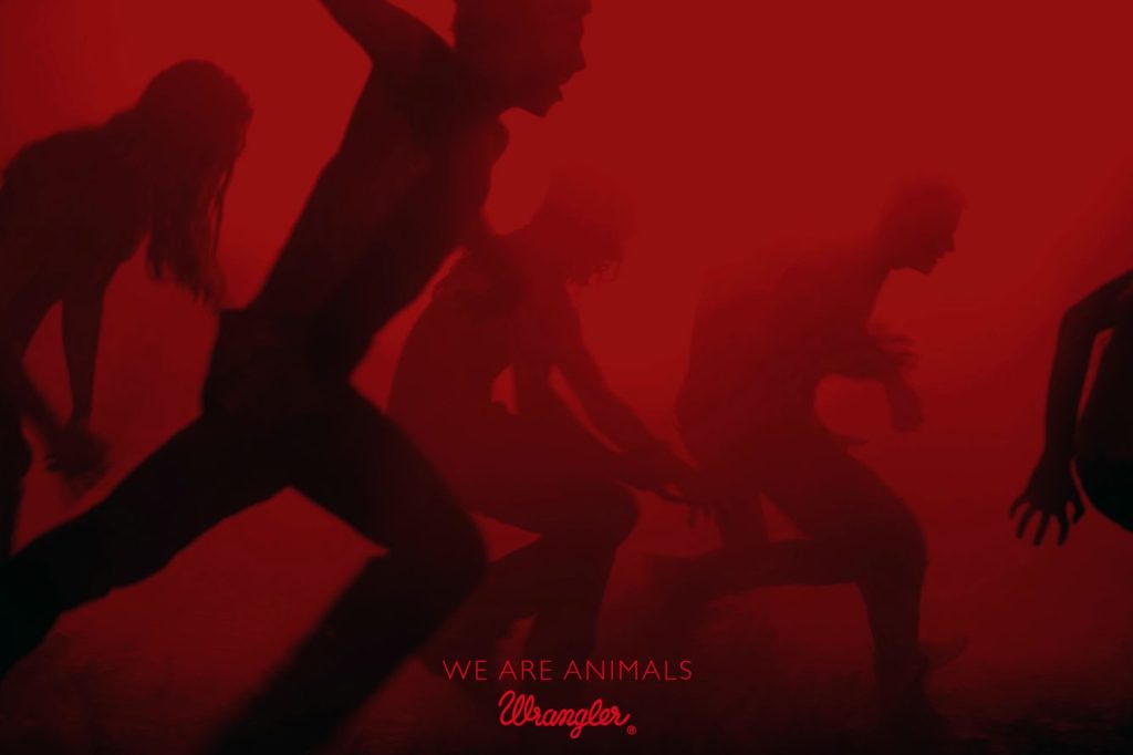 Publicité Wrangler - We are animals - Red - Des personnes semblent courir - Agence Fred&Farid - France - 2010 - Photo Jeff Burton