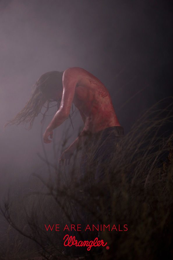 Publicité Wrangler - We are animals - Red - Un homme seul dans la fumée semble danser - Agence Fred&Farid - France - 2010 - Photo Jeff Burton