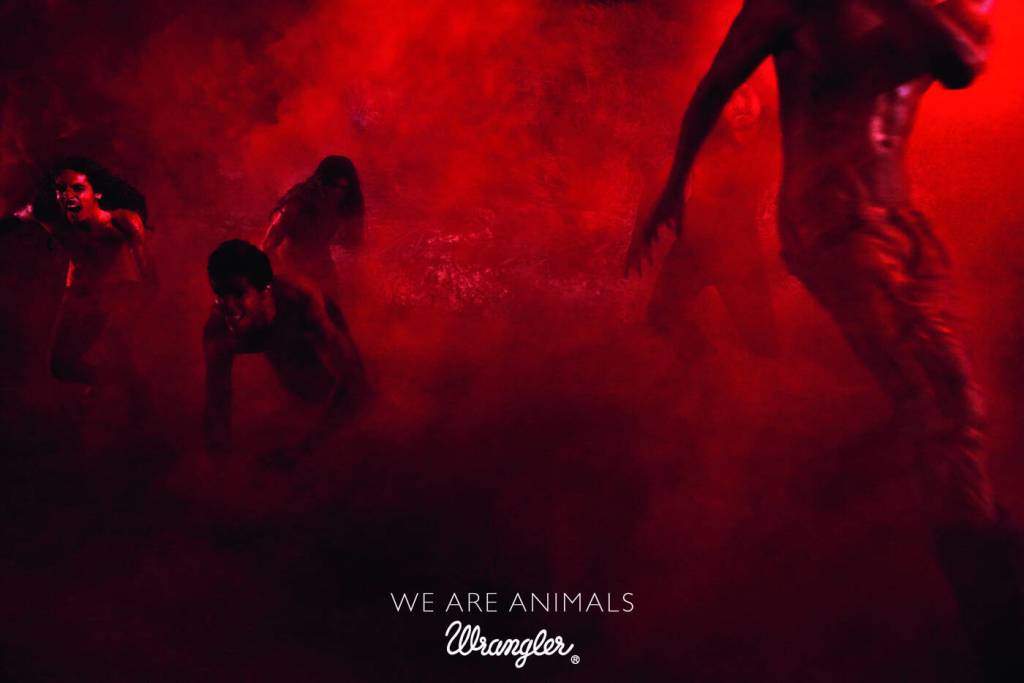 Publicité Wrangler - We are animals - Red - Des personnes semblent sortir de la mare rouge - Agence Fred&Farid - France - 2010 - Photo Jeff Burton