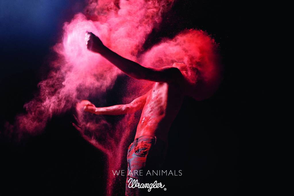 Publicité Wrangler - We are animals - Red - Un homme se projette de la poussière rouge - Agence Fred&Farid - France - 2010 - Photo Jeff Burton
