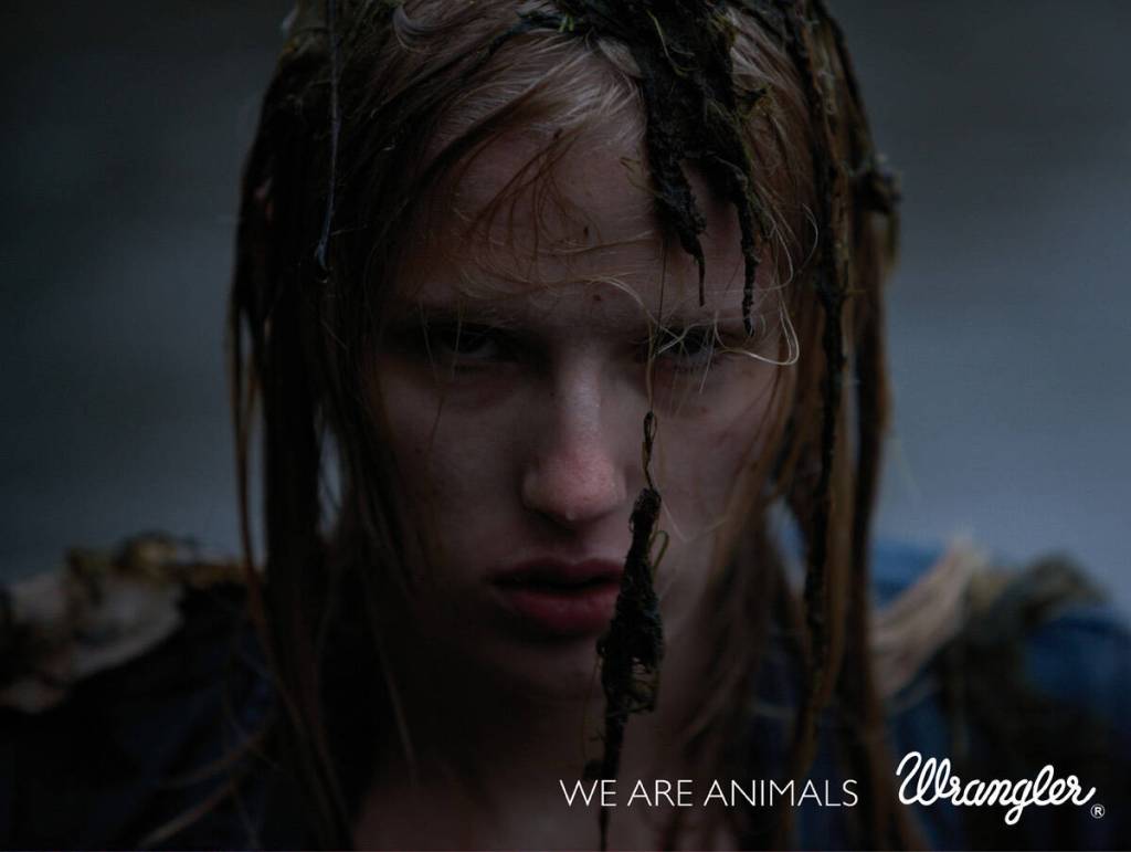 Publicité Wrangler - We are animals - Animals - Gros plan d'une femme la tête recouverte d'algues - Agence Fred&Farid - France - 2010 - Photographe Ryan Mc Ginley