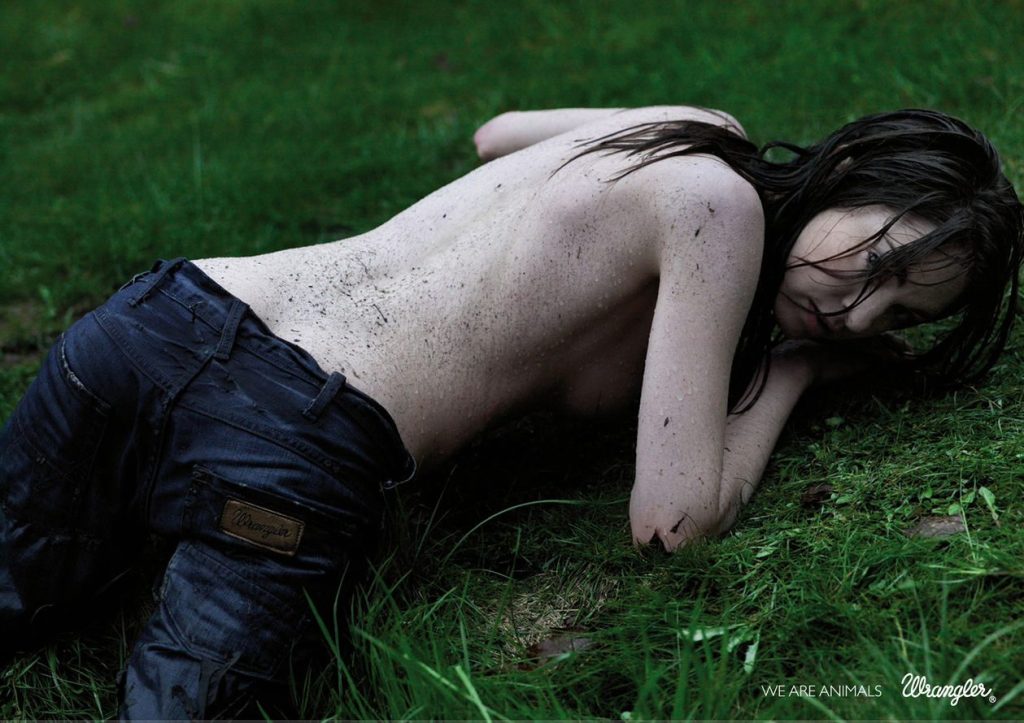 Publicité Wrangler - We are animals - Animals - Femme à demi-nue couchée sur de l'herbe - Agence Fred&Farid - France - 2010 - Photographe Ryan Mc Ginley