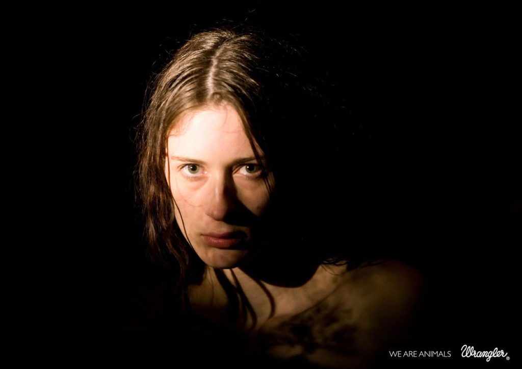 Publicité Wrangler - We are animals - Animals - Portrait de femme le visage éclairé - Agence Fred&Farid - France - 2010 - Photographe Ryan Mc Ginley