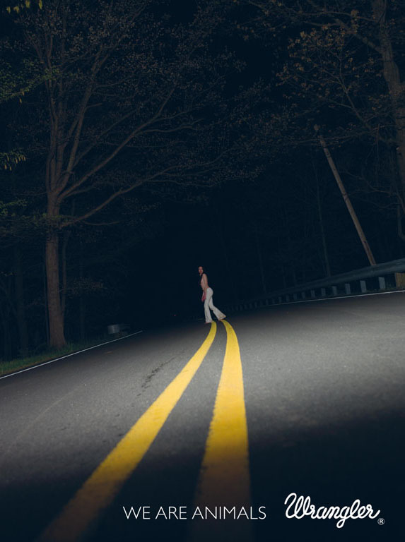 Publicité Wrangler - We are animals - Animals - Des phares éclairent une jeune femme au milieu d'une route - Agence Fred&Farid - France - 2010 - Photographe Ryan Mc Ginley