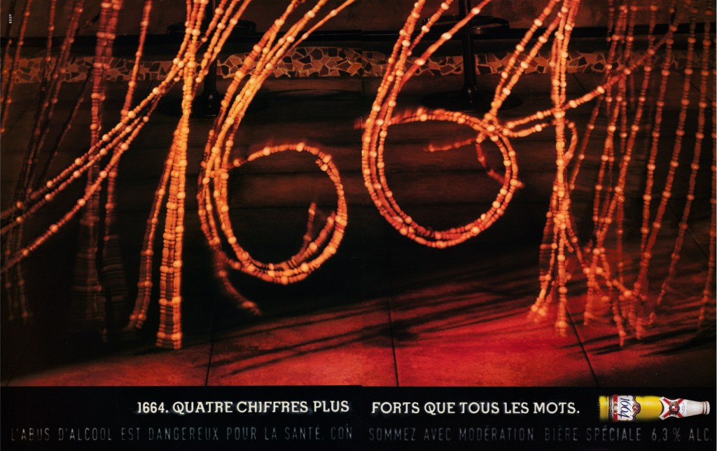 Publicité 1664 - Quatre chiffres plus forts que tous les mots - Les éléments du rideau forment le nombre 1664 -  Agence BDDP - France - 1997