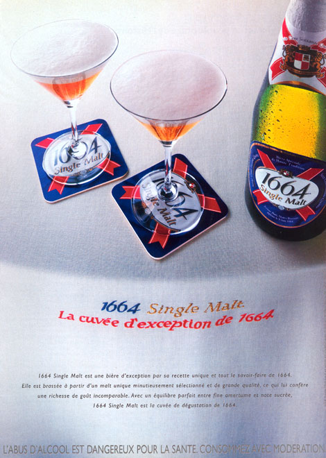 Publicité 1664 - Single malt - La cuvée d'exception de 1664 - Une bière servie dans deux verres à cocktail