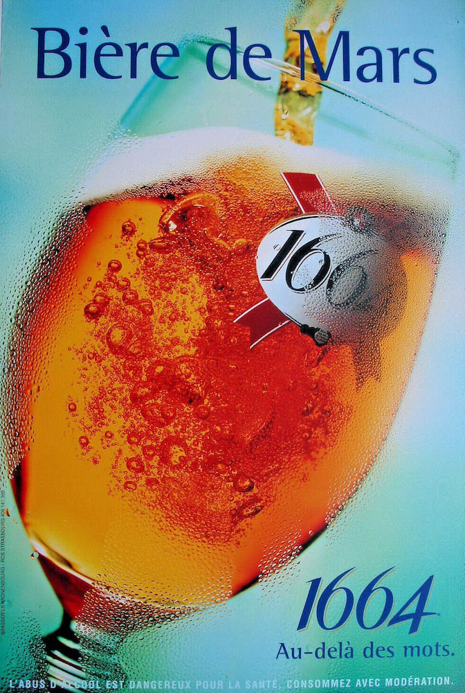 Publicité 1664 - Au-delà des mots - Bière de mars - La bière coule dans un verre en gros plan