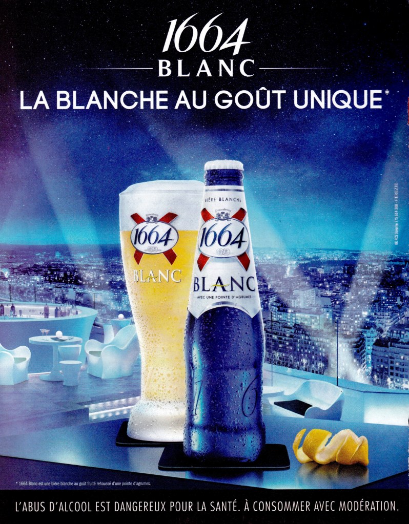 Publicité 1664 - Blanc - La blanche au goût unique - Une bouteille, un verre et un zeste de citron au premier plan 