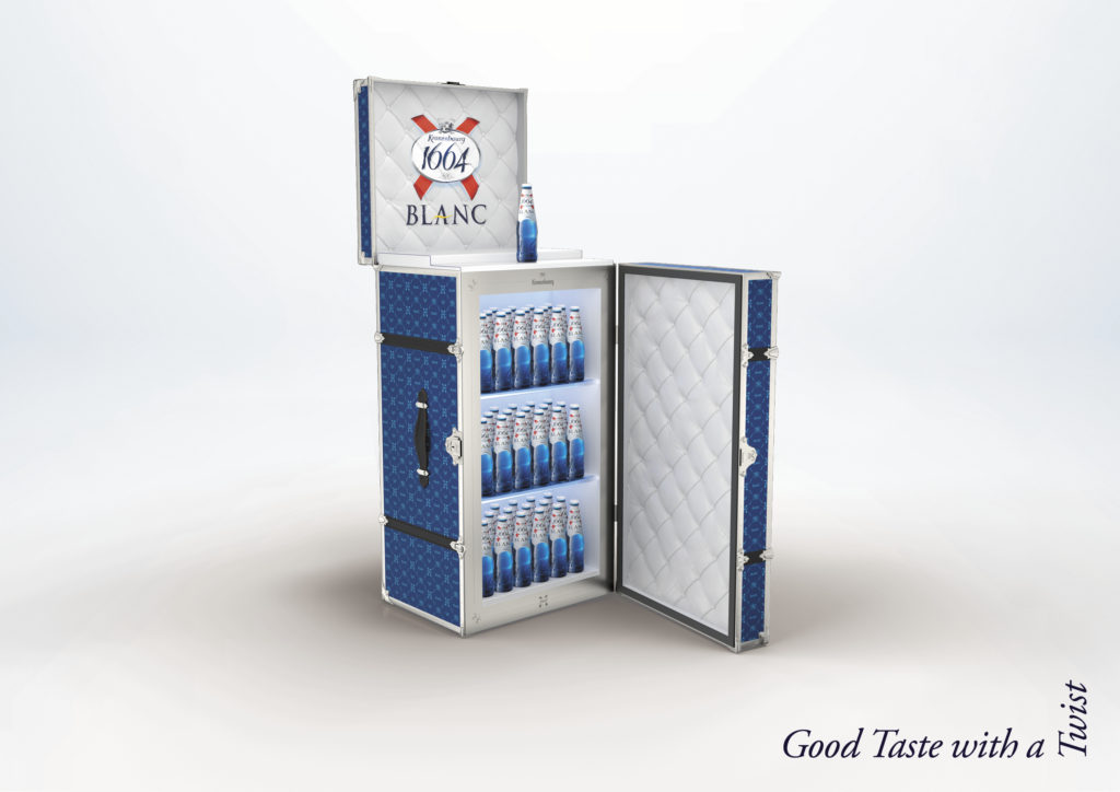 Publicité 1664 - Blanc - Good Taste with a twist - Une malle élégante contient des bouteilles de bière comme un réfrigérateur  - Agence Fold 7 - UK - 2020
