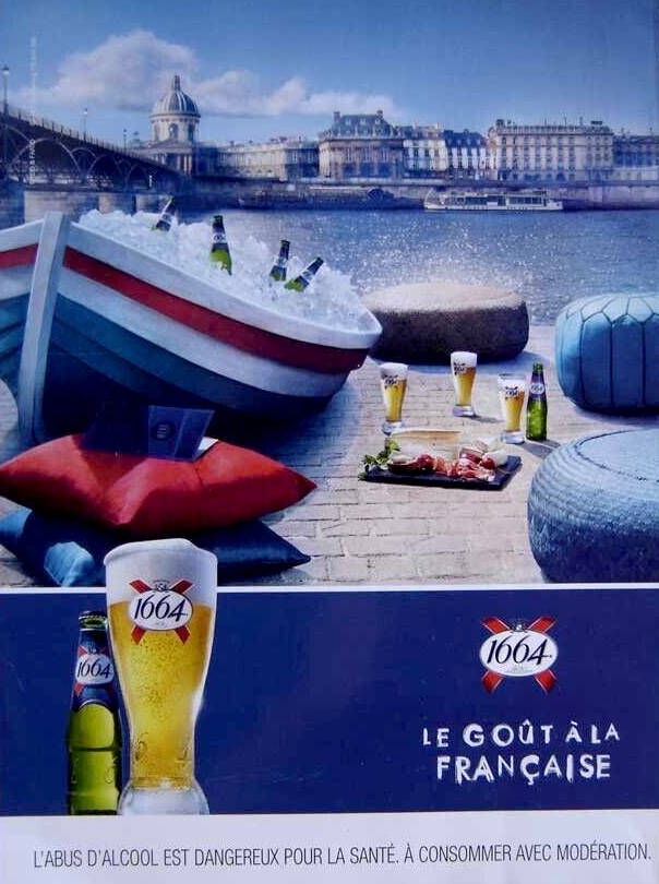 Publicité 1664- Le goût à la française - Paris - Pont des arts - Bières dans une barque remplie de glace - poufs et coussins - 2013-2014 - Annonce presse