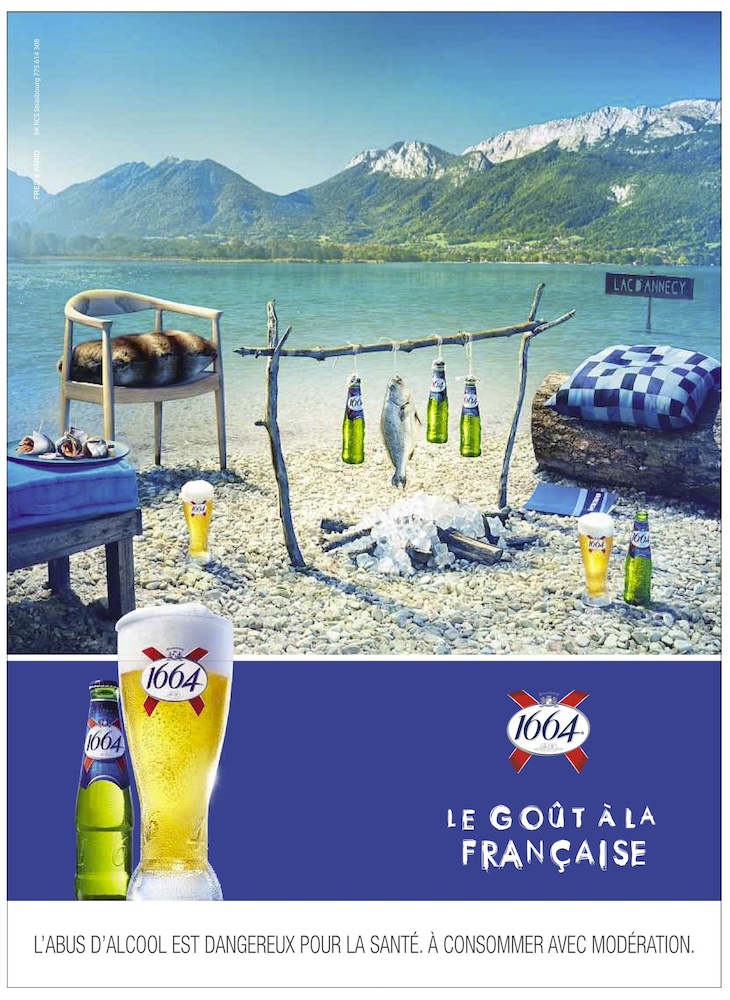 Publicité 1664- Le goût à la française - Lac Annecy - Fauteuil et bières suspendues avec poisson - Agence Fred&Farid - Annonce presse - 2013-2014