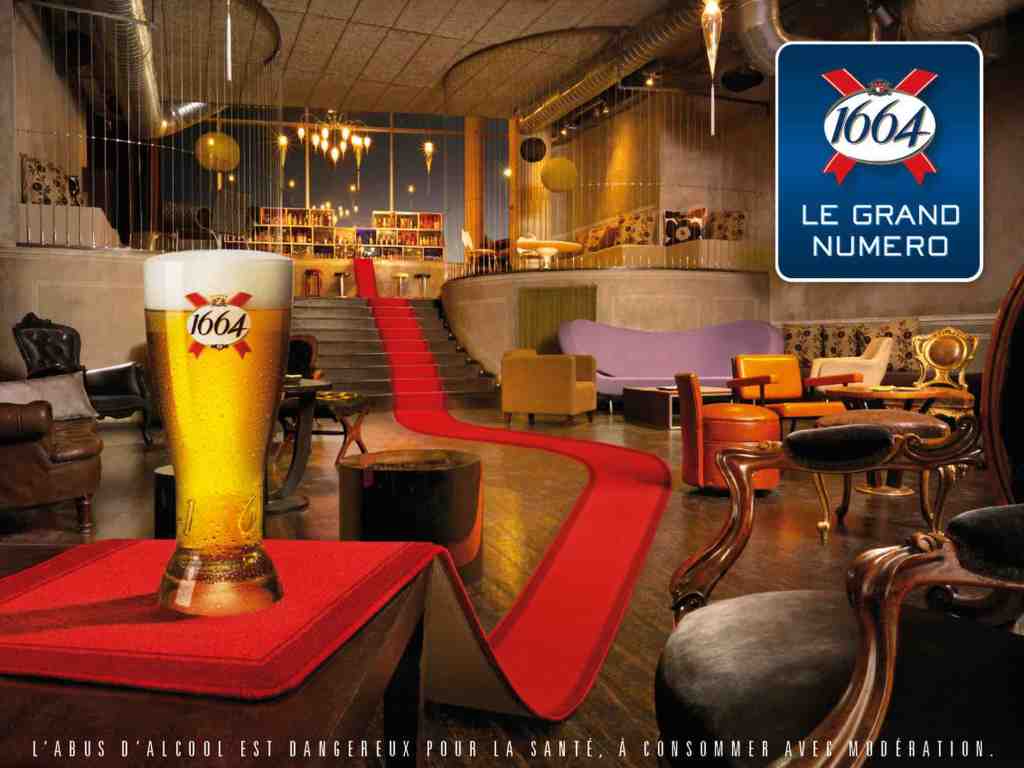 Publicité 1664 - Le grand numéro - Un verre de bière posé à la conclusion d'un tapis rouge - Décor de bar