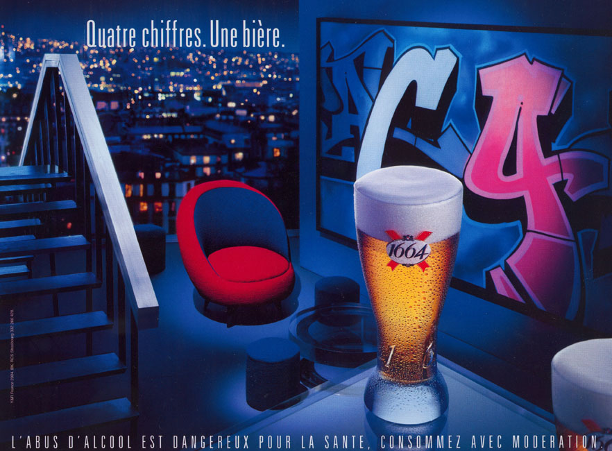 Campagne 1664 - Quatre chiffres. Une bière - Intérieur moderne - 1664 formé par la rampe d'un escalier, un fauteuil design, le verre est une partie d'un tableau avec graffitis - Agence Young&Rubicam - France - 2002 