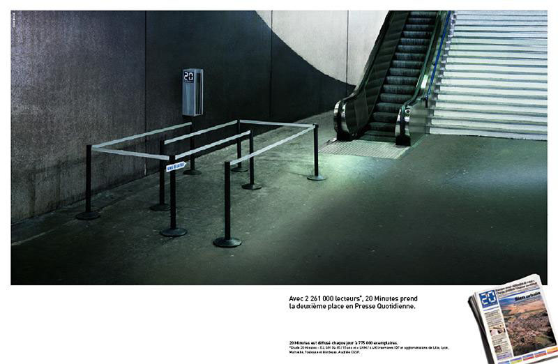 Publicité 20 minutes - 20 minutes attire 2 261 000 clients et prend la deuxième place de la Presse Quotidienne - Un cordon pour une file d'attente devant le distributeur de journaux - Agence BDDP&Fils