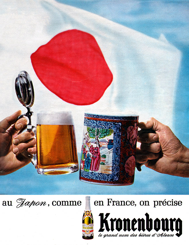 Publicité 1664 - Kronenbourg - 1664 - Au Japon comme en France, on précise - Deux verres à bière trinquent devant le drapeau japonais  1965