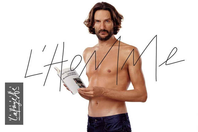Publicité Galeries Lafayette - L'homme - Frédéric Beigbeder lit un livre torse nu - Agence Aubert Storch associés - Jean Paul Goude