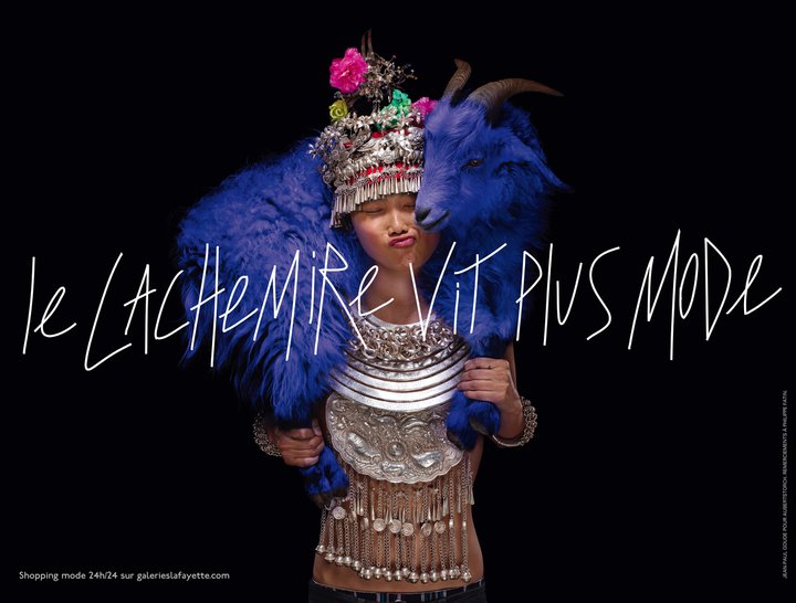 Publicité Galeries Lafayette - Le cachemire vit plus mode - Bleu - Jean Paul Goude - Agence Aubert Storch associés - 2011