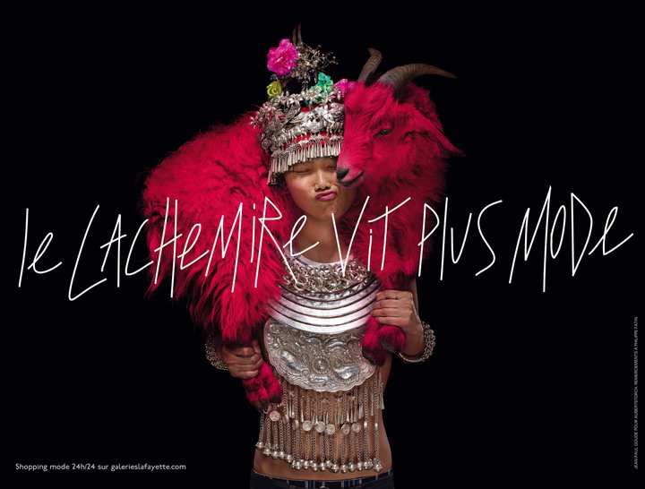 Publicité Galeries Lafayette - Le cachemire vit plus mode - Rose - Jean Paul Goude - Agence Aubert Storch associés - 2011