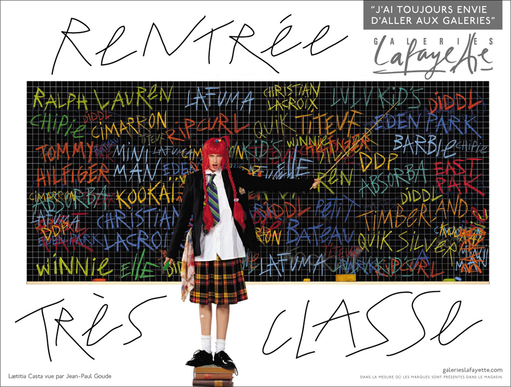 Publicité Galeries Lafayette - J'ai toujours envie d'aller aux Galeries - Laetitia Casta - Rentrée très classe - En maîtresse d'école devant un tableau rempli d'écritures de marques - Jean Paul Goude - Agence Aubert Storch - 2001