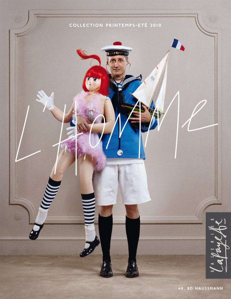 Publicité Galeries Lafayette - L'homme - Antoine de Caunes - Habillé en enfant avec une poupée gonflable au bras - Agence Aubert Storch associés - Jean Paul Goude - Collection Priintemps-Été - 2010