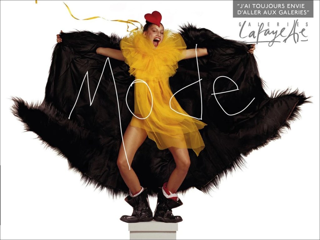 Publicité Galeries Lafayette - J'ai toujours envie d'aller aux Galeries - Laetitia Casta - Mode - Ouvre en grand son manteau de fourrure - Jean Paul Goude - Agence Aubert Storch - 2001