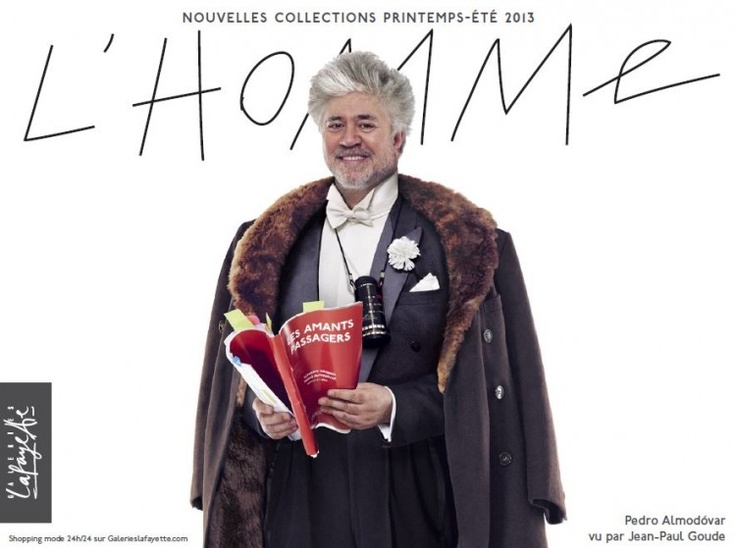 Publicité Galeries Lafayette - L'homme - Pedro Almodovar - Habillé élégamment avec un scénario à la main -Agence Aubert Storch associés - Jean Paul Goude - Printemps-Été 2013