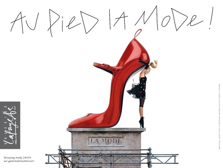 Publicité Galeries Lafayette - Au pied de la mode - Mannequin sert de talon à un escarpin géant sur un piédestal - Agence Aubert Storch associés - Jean Paul Goude