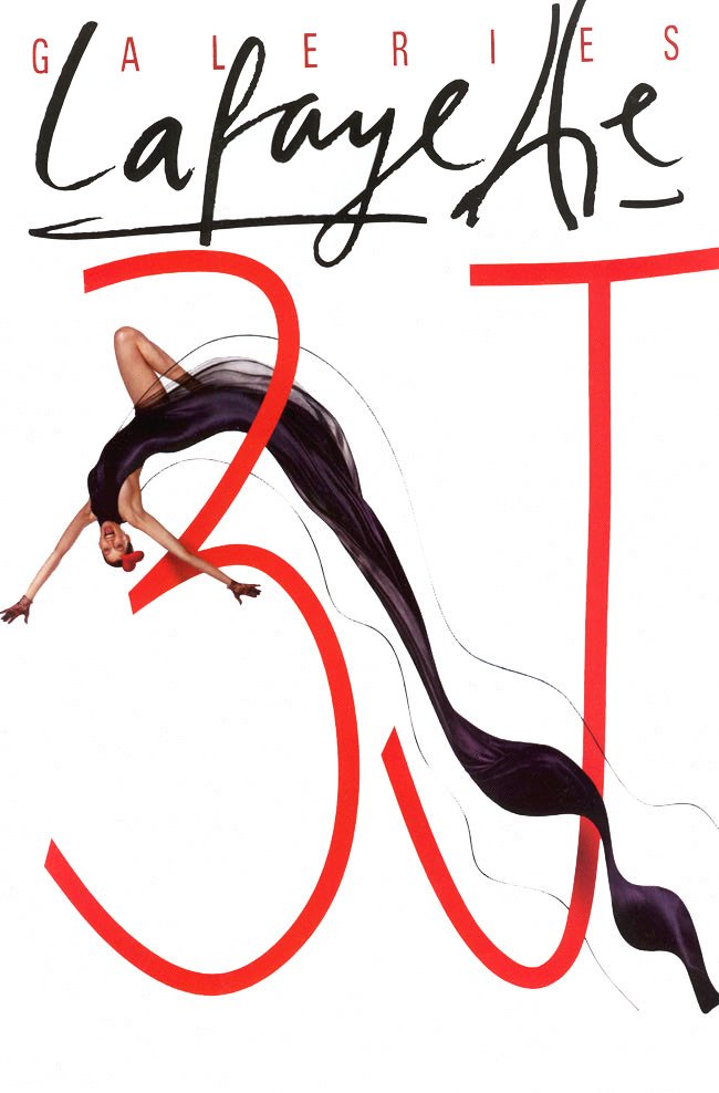 Publicité Galeries Lafayette - 3J - Laetitia Casta - Dans une robe noire avec une très grande traîne autour du 3J - Agence Aubert Storch associés - Jean Paul Goude