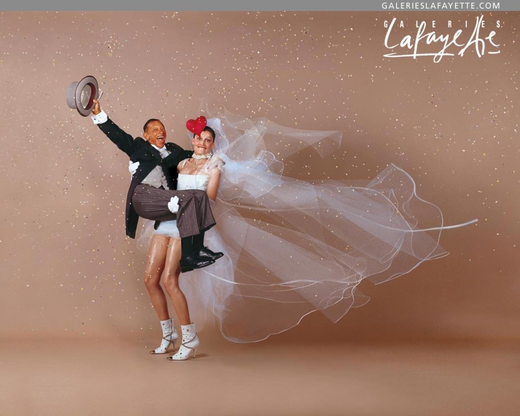 Publicité Galeries Lafayette - Bandeau gris - Laetitia Casta - Habillée en mariée, elle porte Henri Salvador - Agence Aubert Storch associés - Jean Paul Goude