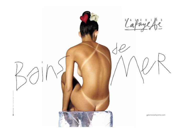 Publicité Galeries Lafayette - Bains de mer - Laetitia Casta - De dos nue, assise sur un glaçon avec les traces de bronzage - Agence Aubert Storch associés - Jean Paul Goude