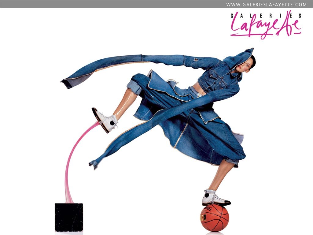 Publicité Galeries Lafayette - Bandeau gris - Laetitia Casta - Vêtue de jean, le pied droit collé à une boîte avec du chewing-gum, le pied gauche sur un ballon de basket - Agence Aubert Storch associés - Jean Paul Goude