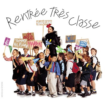 Publicité Galeries Lafayette - Rentrée très classe - Laetitia Casta - Vêtue de noir, au milieu d'une manifestation d'écoliers. - Agence Aubert Storch associés - Jean Paul Goude