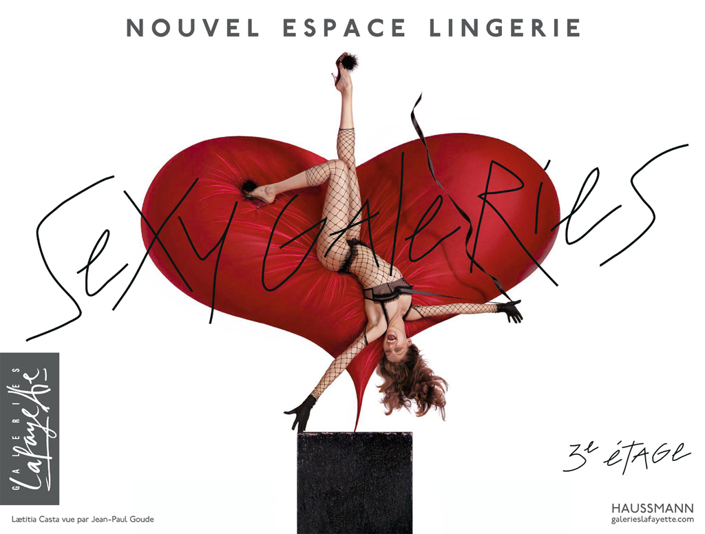 Publicité Galeries Lafayette - Nouvel espace lingerie - Sexy Galerie - Laetitia Casta - En sous-vêtements, à l'envers sur un cœur géant - Agence Aubert Storch associés - Jean Paul Goude