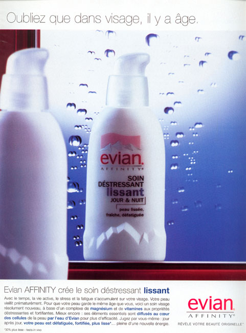 Publicité evian - Affinity - Oubliez que dans visage, il y a âge - Evian AFFINITY crée le soin déstressant lissant - flacon devant un miroir recouvert de gouttes d'eau