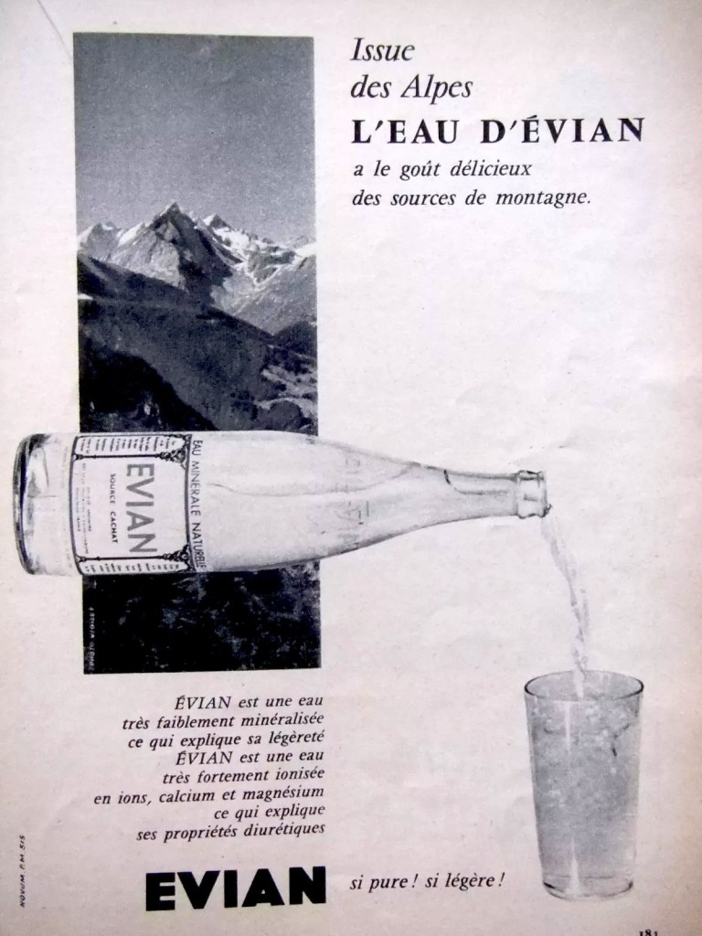 Publicité EVIAN - Issue des Alpes, l'eau d'ÉVIAN a le goût délicieux des sources de montagne - Bouteille que l'on verse dans un verre - Décor de montagne en photo - 1958