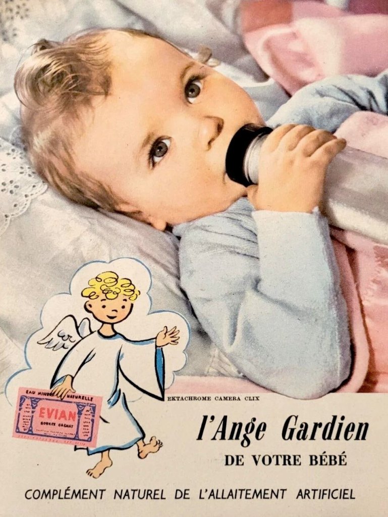 Publicité EVIAN - L'ange gardien de votre bébé - Enfant boit son biberon - Illustration d'un ange qui porte une étiquette de la boisson