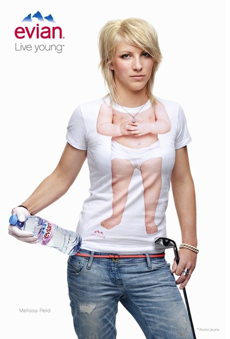 Publicité evian - Live Young - Baby Inside - Tee-shirts bébé - Melissa Reid avec un club de golf dans la main et une bouteille dans l'autre - Agence BETC EuroRSCG Paris - 2010