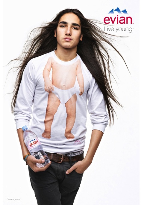 Publicité evian - Live Young - Baby Inside - Tee-shirts bébé - Homme cheveux très long avec une bouteille à la main - Agence BETC EuroRSCG Paris - 2010