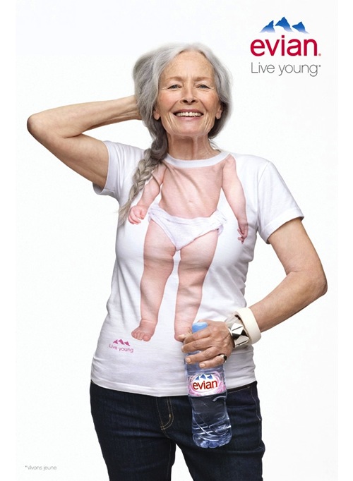 Publicité evian - Live Young - Baby Inside - Tee-shirts bébé - Femme grisonnante avec main derrière la tête, tient une bouteille dans sa main gauche - Agence BETC EuroRSCG Paris - 2010