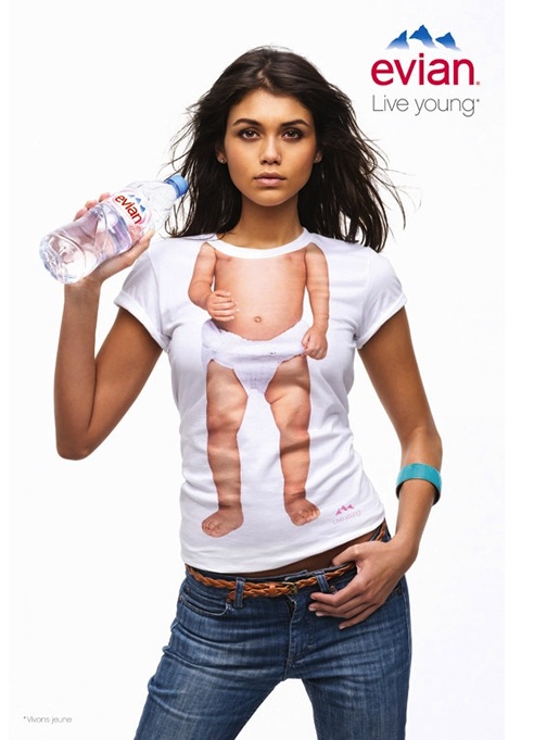 Publicité evian - Live Young - Baby Inside - Tee-shirts bébé - Femme brune, bouteille à l'épaule avec un bracelet bleu - Agence BETC EuroRSCG Paris - 2010
