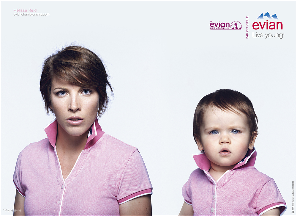 Publicité evian - Baby ans me - Melissa Reid en polo rose et son équivalent en bébé - Agence BETC - 2013