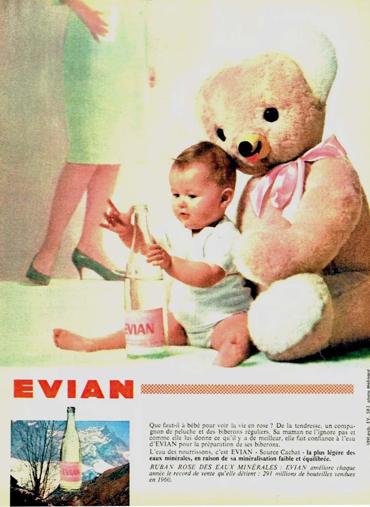 Publicité EVIAN - Enfant avec un ourson gigantesque joue avec une bouteille d'Evian - 1961
