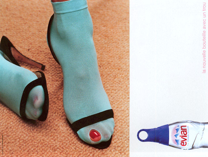 Publicité evian - La bouteille avec un trou - Une chaussette bleue avec un trou à l'orteil - EuroRSCG Paris - 2001
